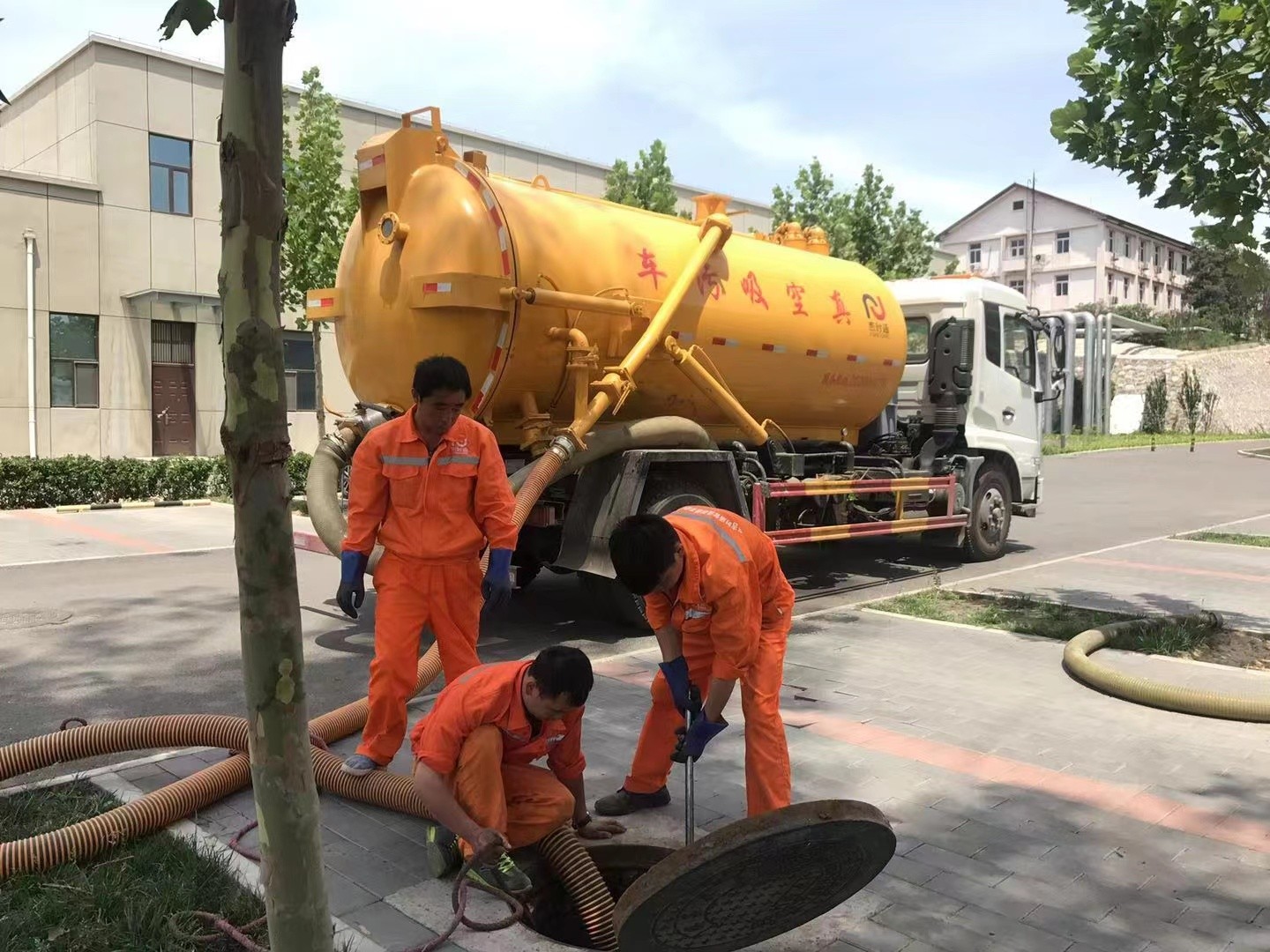 连南管道疏通车停在窨井附近