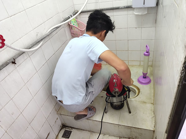 连南管道堵塞冒臭气 专业师傅现场解决问题
